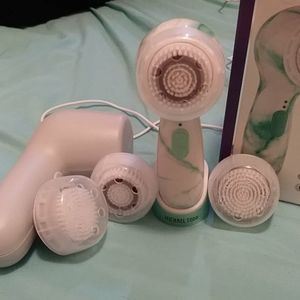 Facial cleaning brush